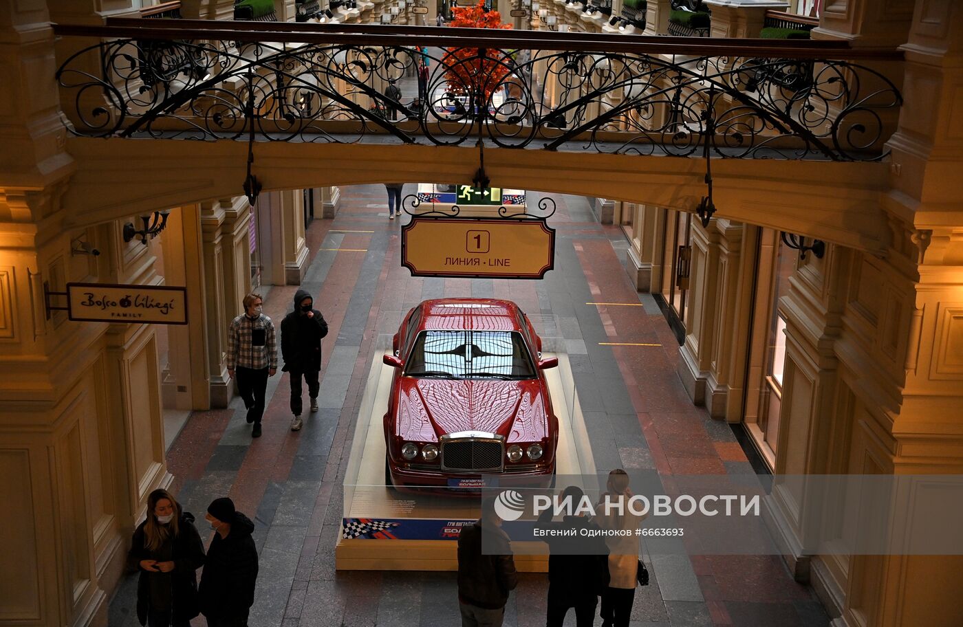 Выставка редких спорткаров в ГУМе