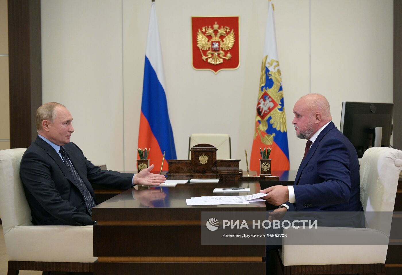 Президент РФ В. Путин встретился с губернатором Кемеровской области С. Цивилевым 