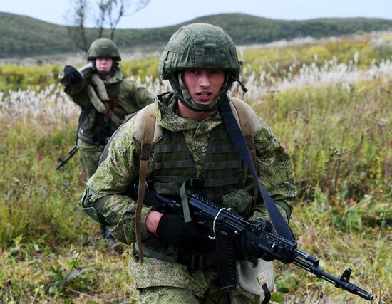 Тренировка морской пехоты Тихоокеанского флота по высадке воздушного десанта в Приморье