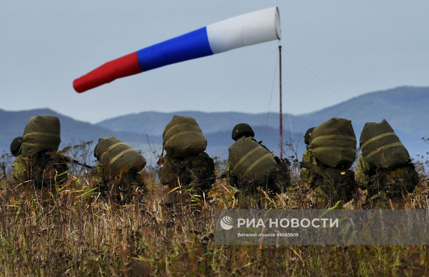 Тренировка морской пехоты Тихоокеанского флота по высадке воздушного десанта в Приморье