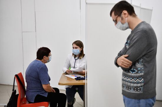 Обязательную вакцинацию для ряда категорий граждан вводят в Свердловской области и Екатеринбурге