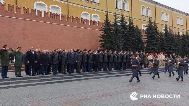 Сергей Миронов принял участие в возложении цветов к Могиле Неизвестного солдата