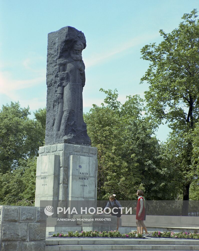 Памятник Карлу Марксу в Ульяновске