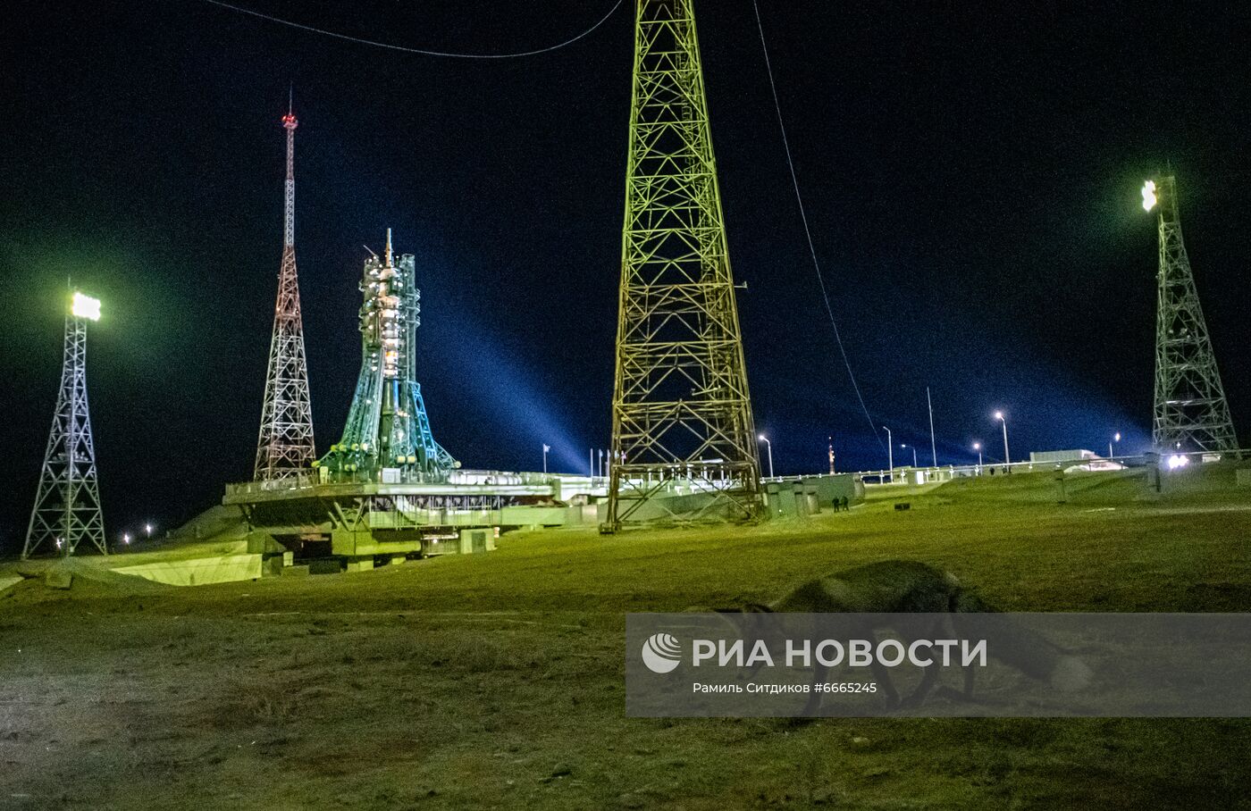 Вывоз ракеты-носителя с ТПК "Союз МС-19" на стартовую площадку