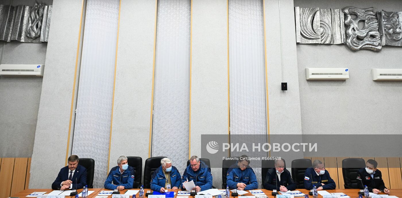 Госкомиссия на Байконуре утвердила первый в мире киноэкипаж к полету на МКС