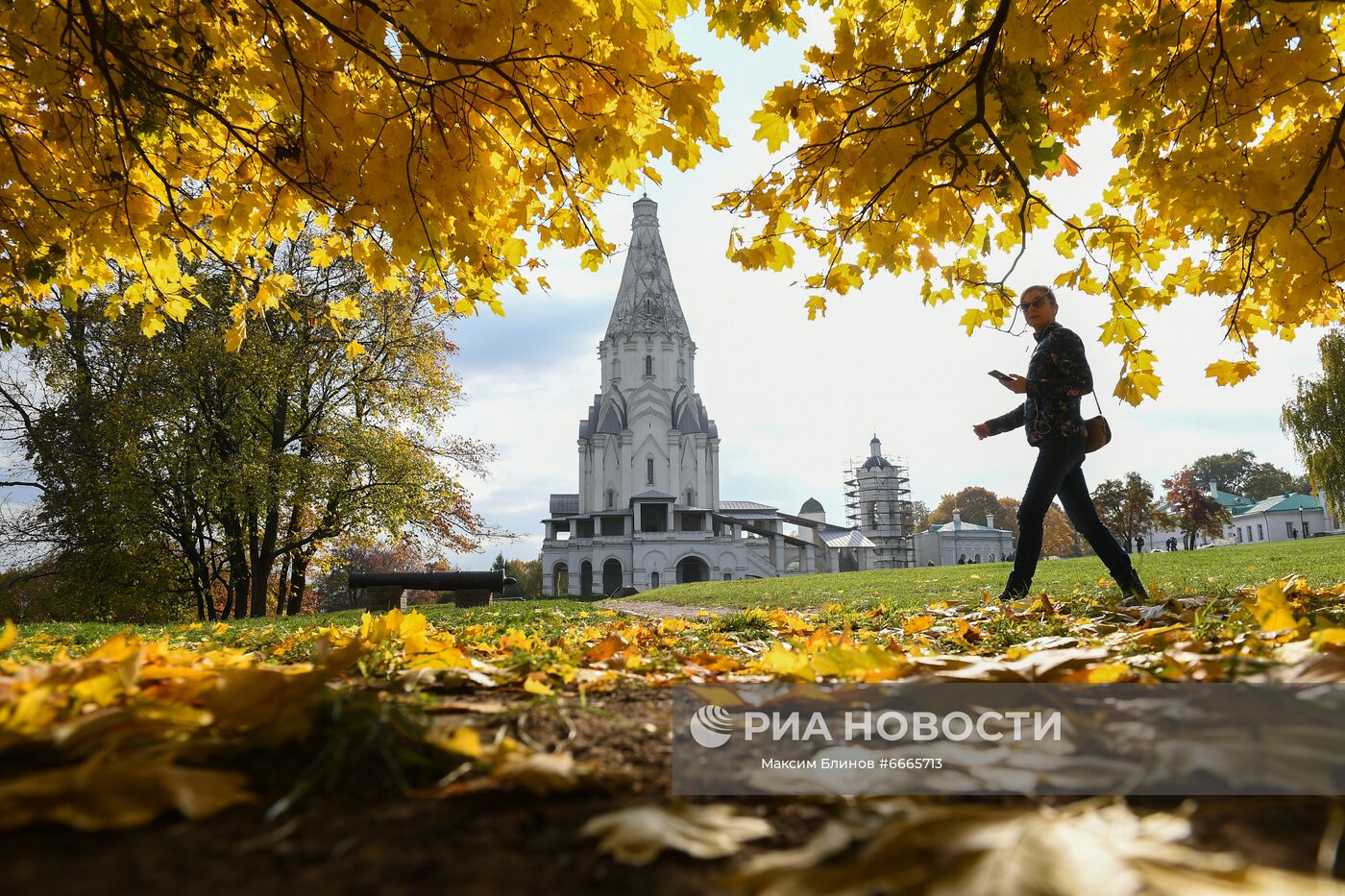 Девушка гуляет в Коломенском парке в Москве. Место: Россия, Москва. Автор: Максим Блинов/РИА Новости. Осень в Москве