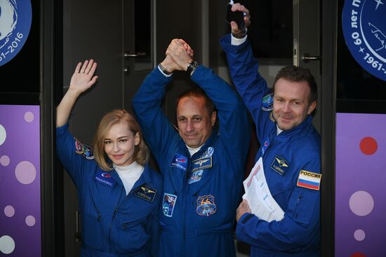 Подготовка к старту ТПК "Союз МС-19" со съемочной группой фильма "Вызов"