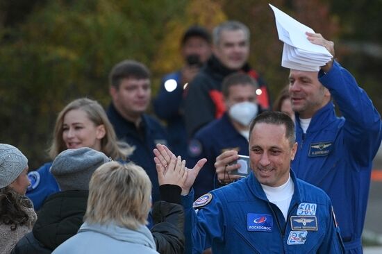 Подготовка к старту ТПК "Союз МС-19" со съемочной группой фильма "Вызов"