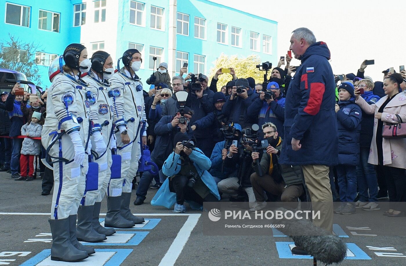 Подготовка к старту ТПК "Союз МС-19" со съемочной группой фильма "Вызов"