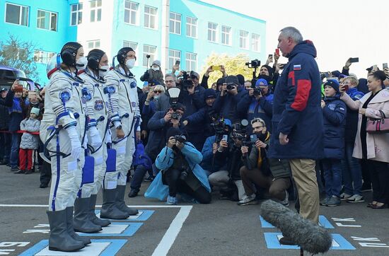 Подготовка к старту ТПК "Союз МС-19" со съемочной группой фильма "Вызов"