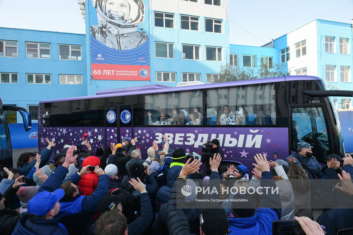 Подготовка к старту ТПК "Союз МС-19" со съемочной группой фильма "Вызов"
