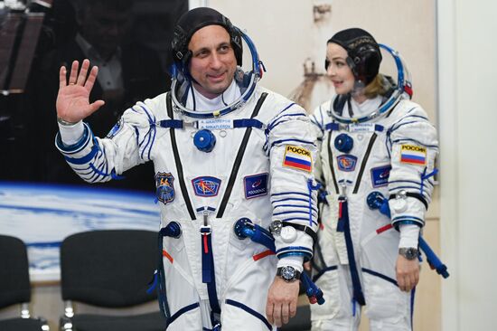 Подготовка к старту ТПК "Союз МС-19" со съемочной группой фильма "Вызов"