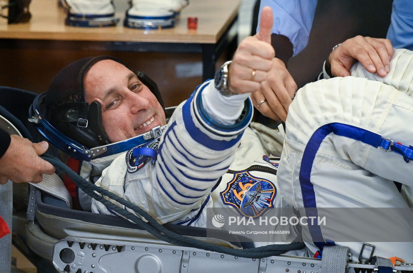 Подготовка к старту ТПК "Союз МС-19" со съемочной группой фильма "Вызов"