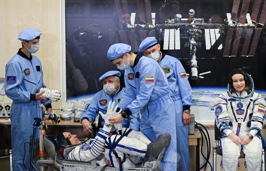 Подготовка к старту ТПК "Союз МС-19" со съемочной группой фильма "Вызов"