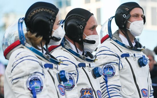 Подготовка к старту ТПК "Союз МС-19" со съемочной группой фильма "Вызов"