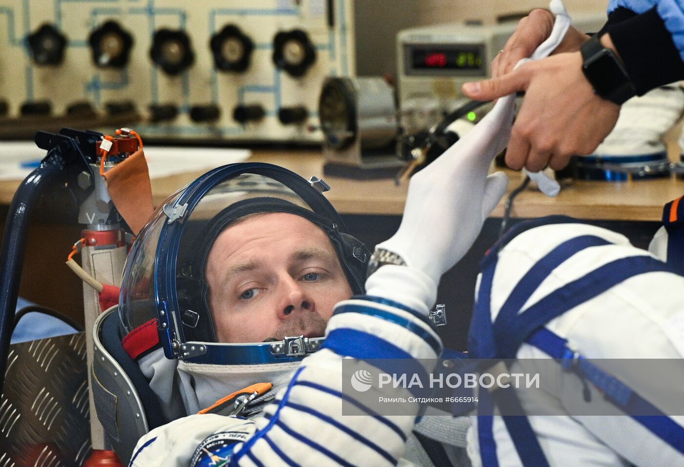 Подготовка к старту ТПК "Союз МС-19" со съемочной группой фильма "Вызов"