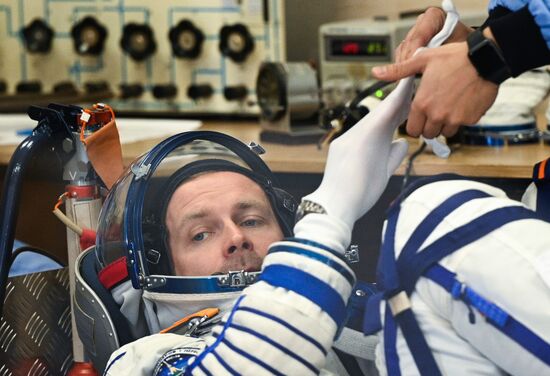 Подготовка к старту ТПК "Союз МС-19" со съемочной группой фильма "Вызов"