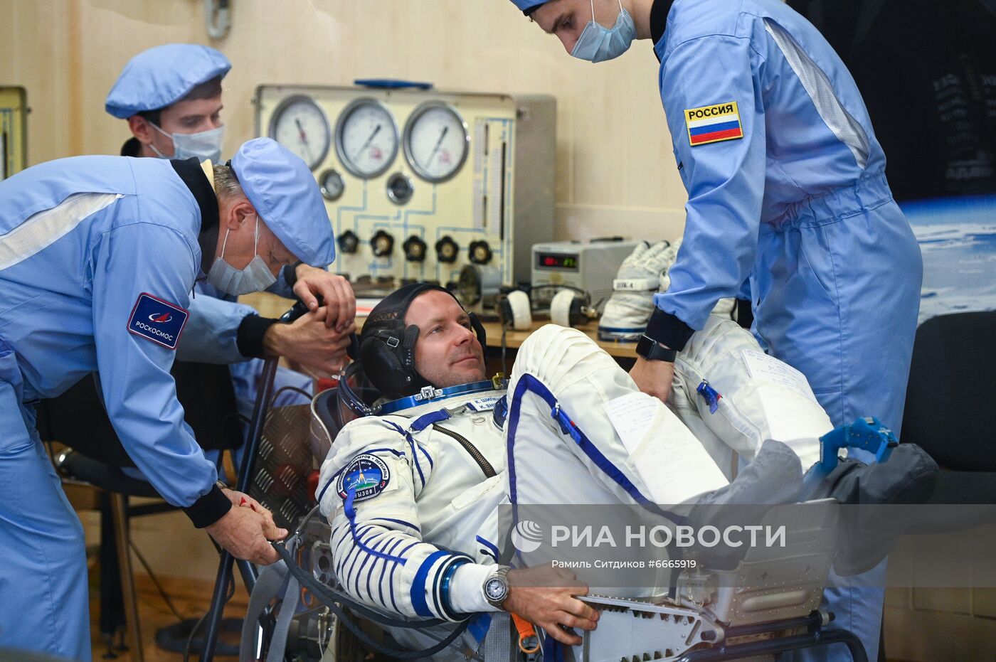 Подготовка к старту ТПК "Союз МС-19" со съемочной группой фильма "Вызов"