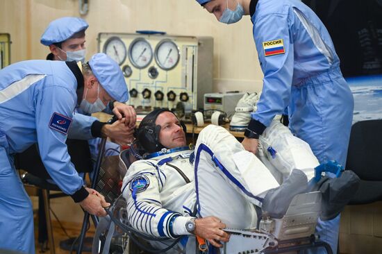 Подготовка к старту ТПК "Союз МС-19" со съемочной группой фильма "Вызов"