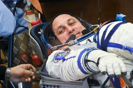 Подготовка к старту ТПК "Союз МС-19" со съемочной группой фильма "Вызов"