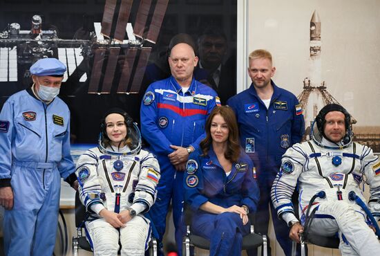 Подготовка к старту ТПК "Союз МС-19" со съемочной группой фильма "Вызов"