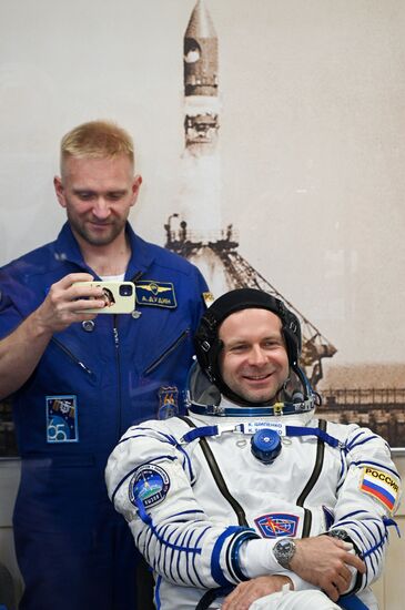 Подготовка к старту ТПК "Союз МС-19" со съемочной группой фильма "Вызов"