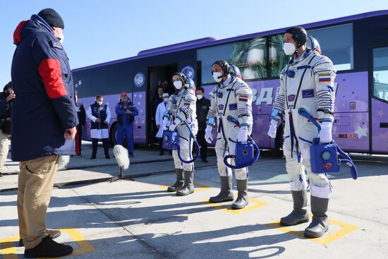 Старт ТПК "Союз МС-19" со съемочной группой фильма "Вызов"