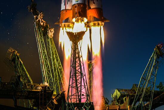 Старт ТПК "Союз МС-19" со съемочной группой фильма "Вызов"