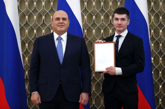 Премьер-министр РФ М. Мишустин вручил премии и почетные грамоты правительства РФ