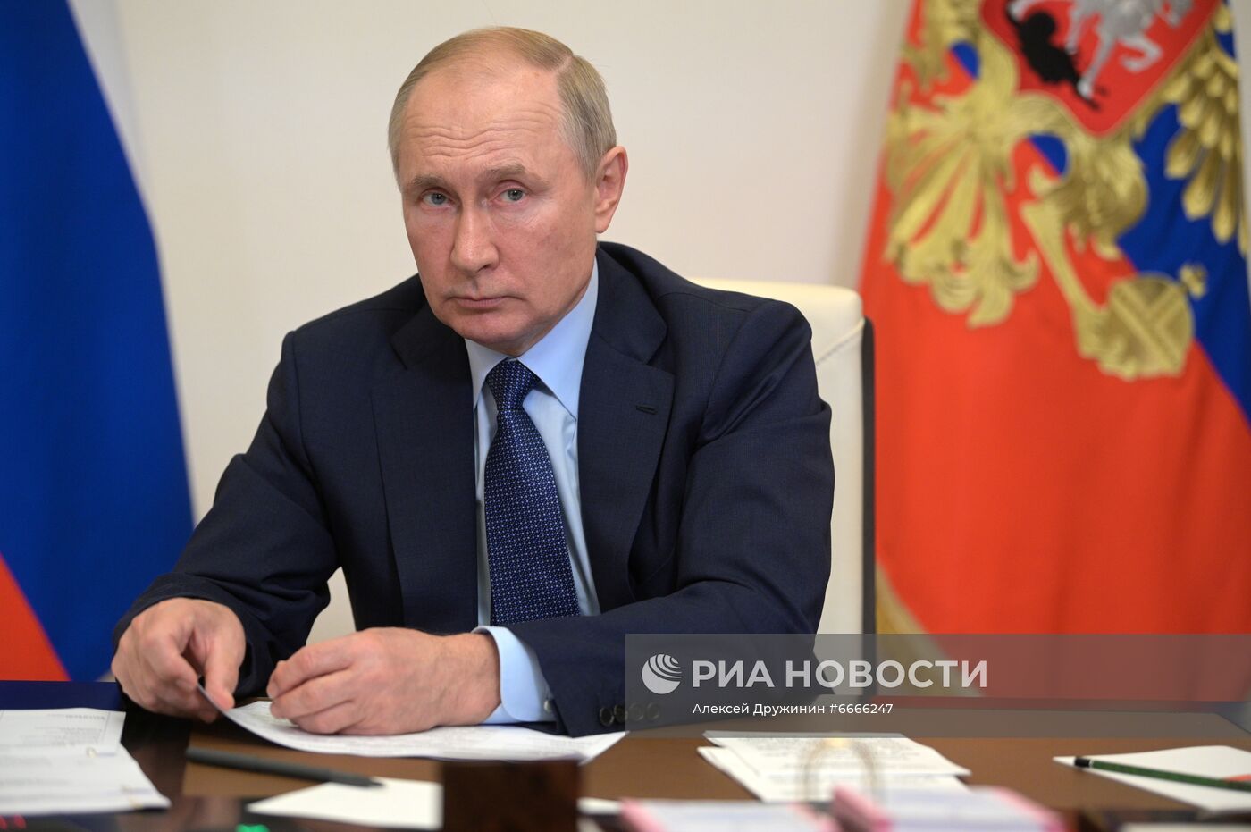 Президент РФ В. Путин провел совещание с членами правительства РФ