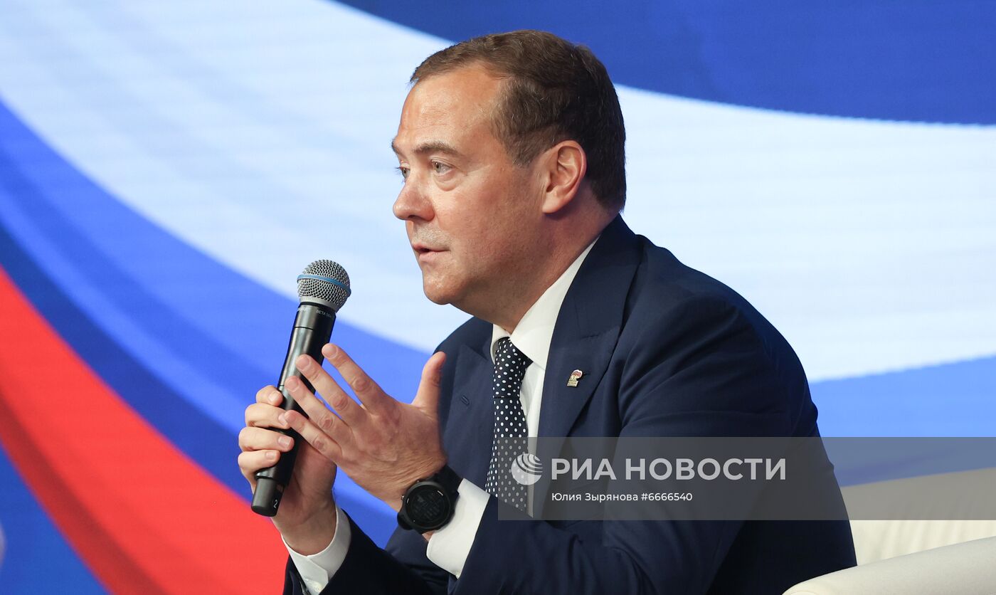 Председатель "Единой России", зампред Совбеза РФ Д. Медведев провел заседание бюро высшего и генерального советов партии