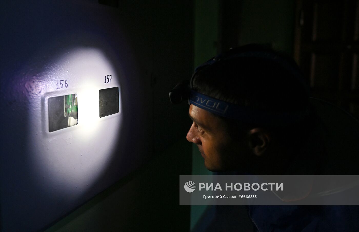 Сотрудник компании "Стройэнергоком" проводит работы по замене счетчиков учета электроэнергии в одном из жилых домов в Москве. Место: Россия, Москва. Автор: Григорий Сысоев/РИА Новости. Замена счетчиков электроэнергии