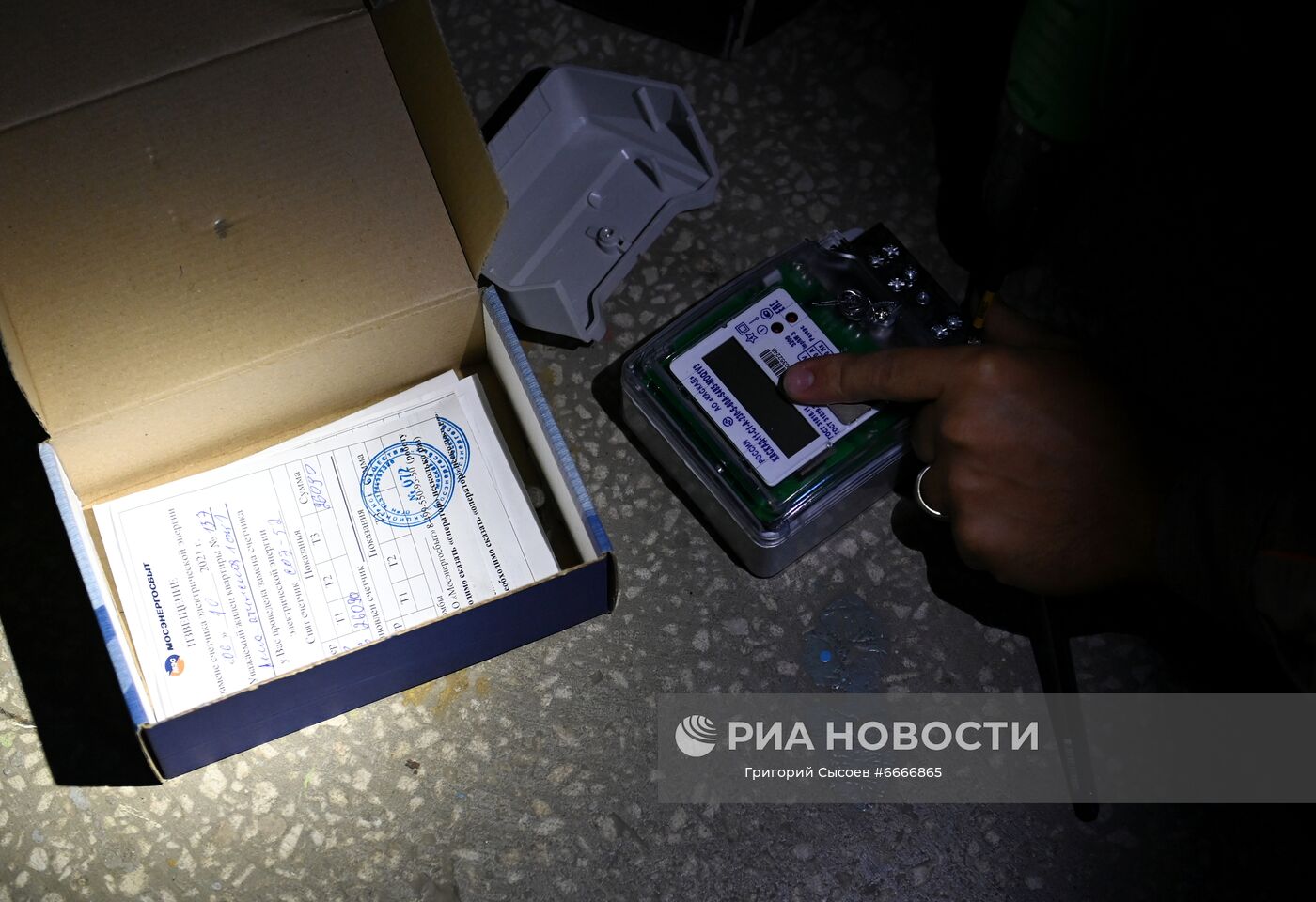 Сотрудник компании "Стройэнергоком" проводит работы по замене счетчиков учета электроэнергии в одном из жилых домов в Москве. Место: Россия, Москва. Автор: Григорий Сысоев/РИА Новости. Замена счетчиков электроэнергии