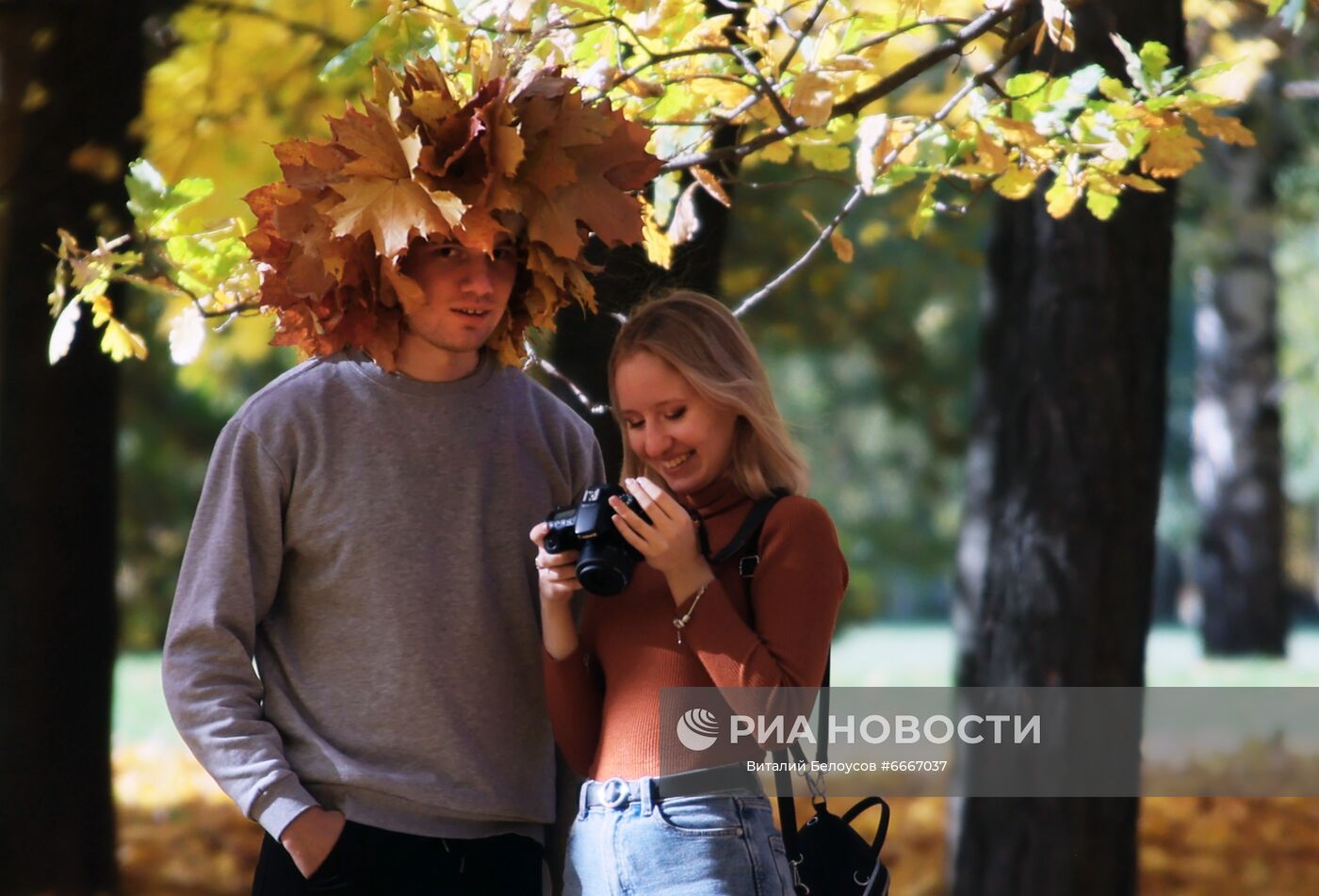 Молодые люди фотографируются в парке "Коломенское" в Москве. Место: Россия, Москва. Автор: Виталий Белоусов/РИА Новости. Осень в Москве