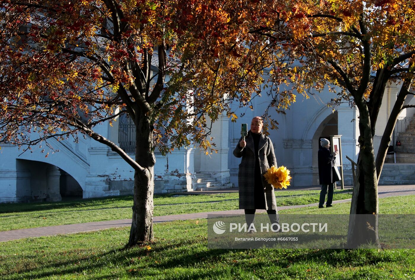 Люди фотографируют листву на деревьях в парке "Коломенское" в Москве. Место: Россия, Москва. Автор: Виталий Белоусов/РИА Новости. Осень в Москве