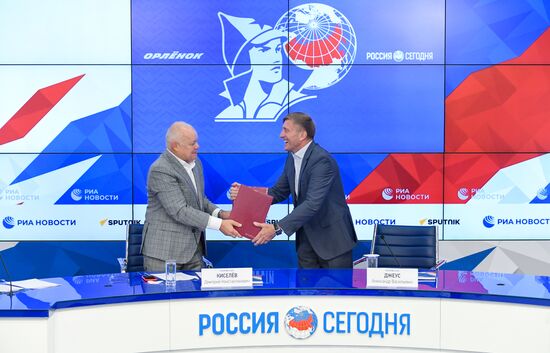 Подписание соглашения  между МИА "Россия сегодня" и ВДФ "Орленок"