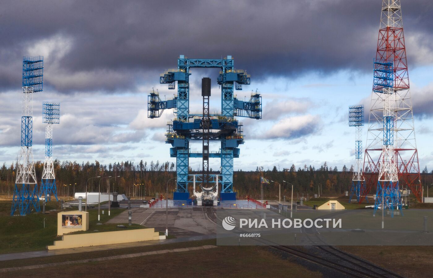 Глава минобороны РФ С. Шойгу прибыл на космодром Плесецк