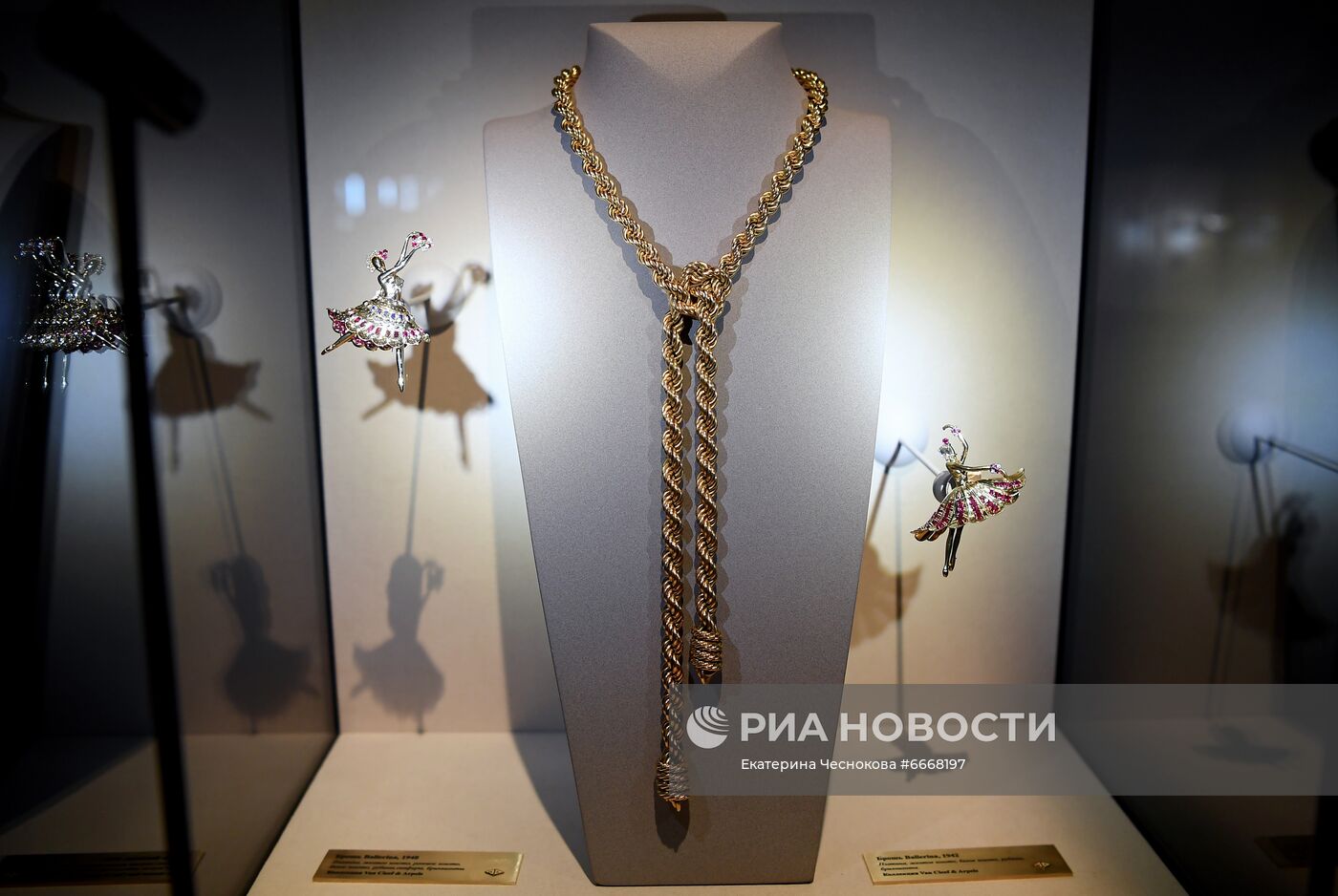 Интерьер бутика Van Cleef & Arpels в Петровском пассаже