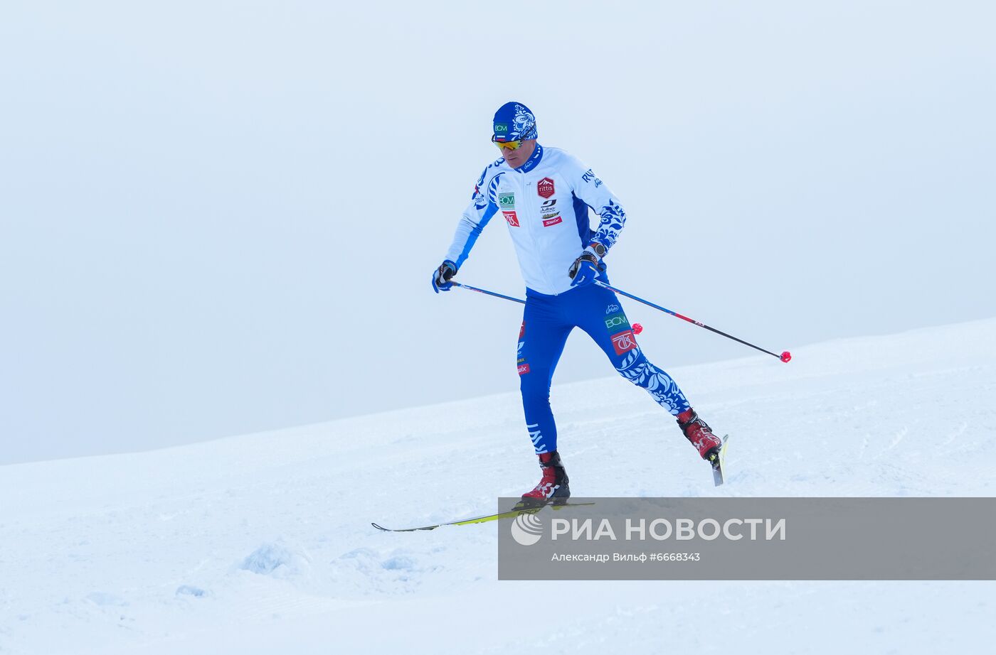 Лыжник Максим Вылегжанин