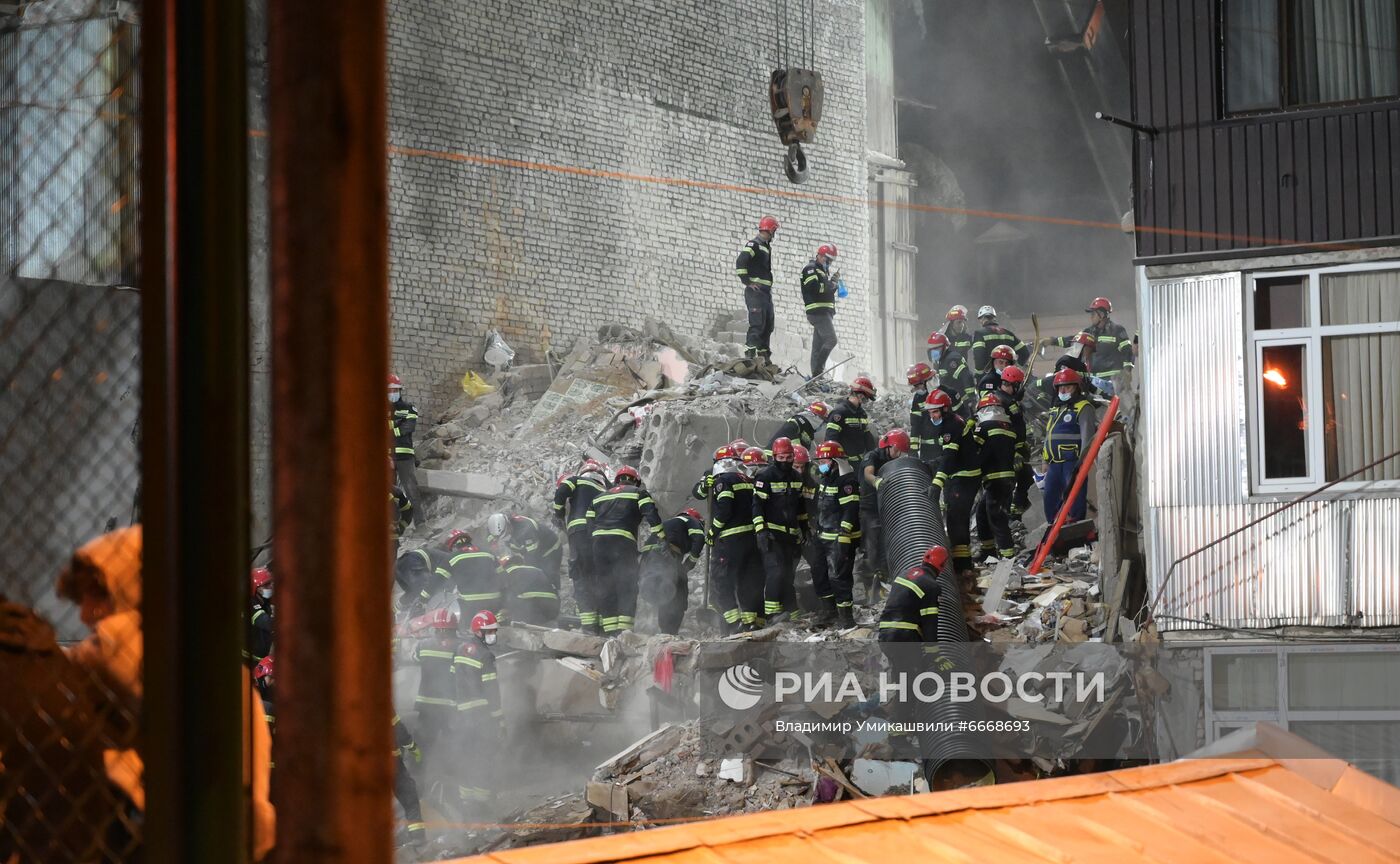 Обрушение части жилого дома в Батуми