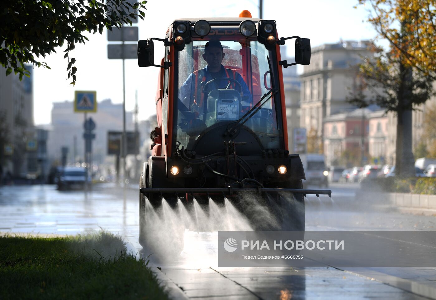 Дороги в Москве помыли специальным шампунем