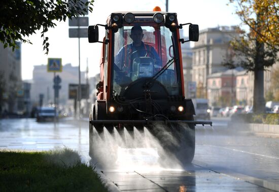 Дороги в Москве помыли специальным шампунем 