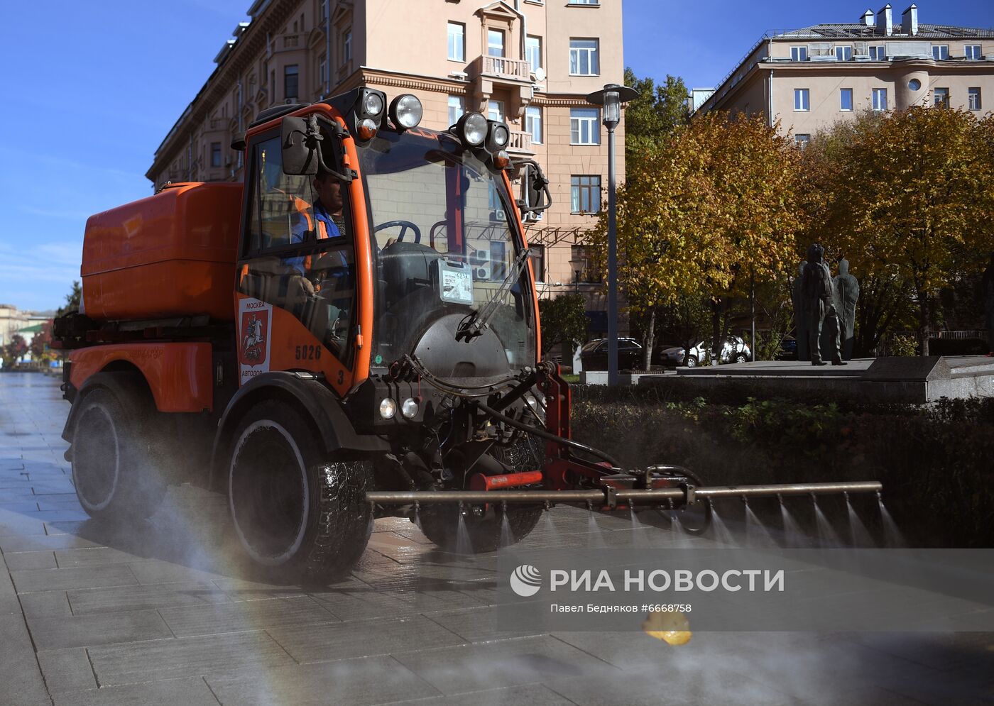 Дороги в Москве помыли специальным шампунем 