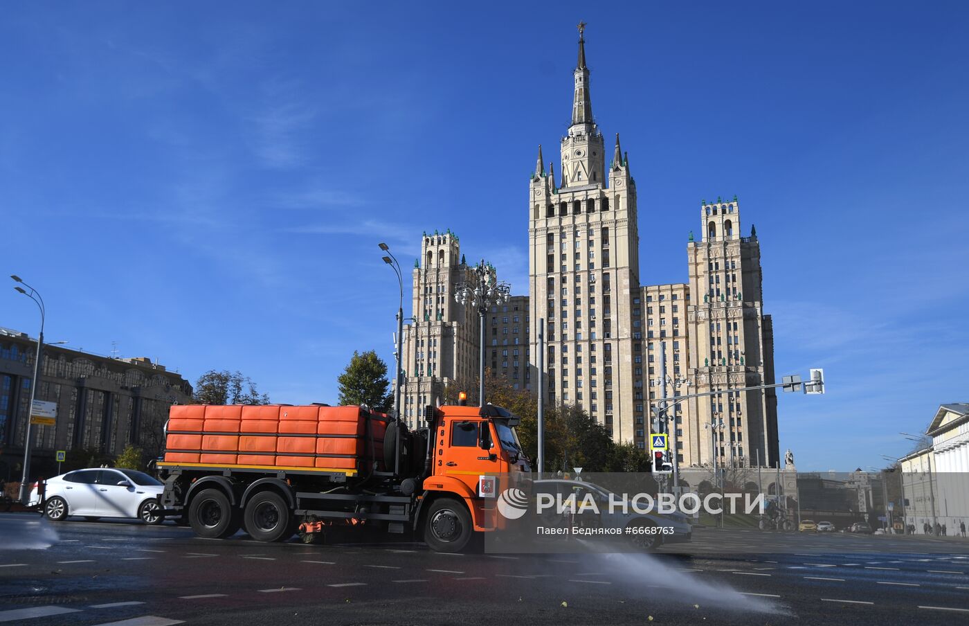 Дороги в Москве помыли специальным шампунем 