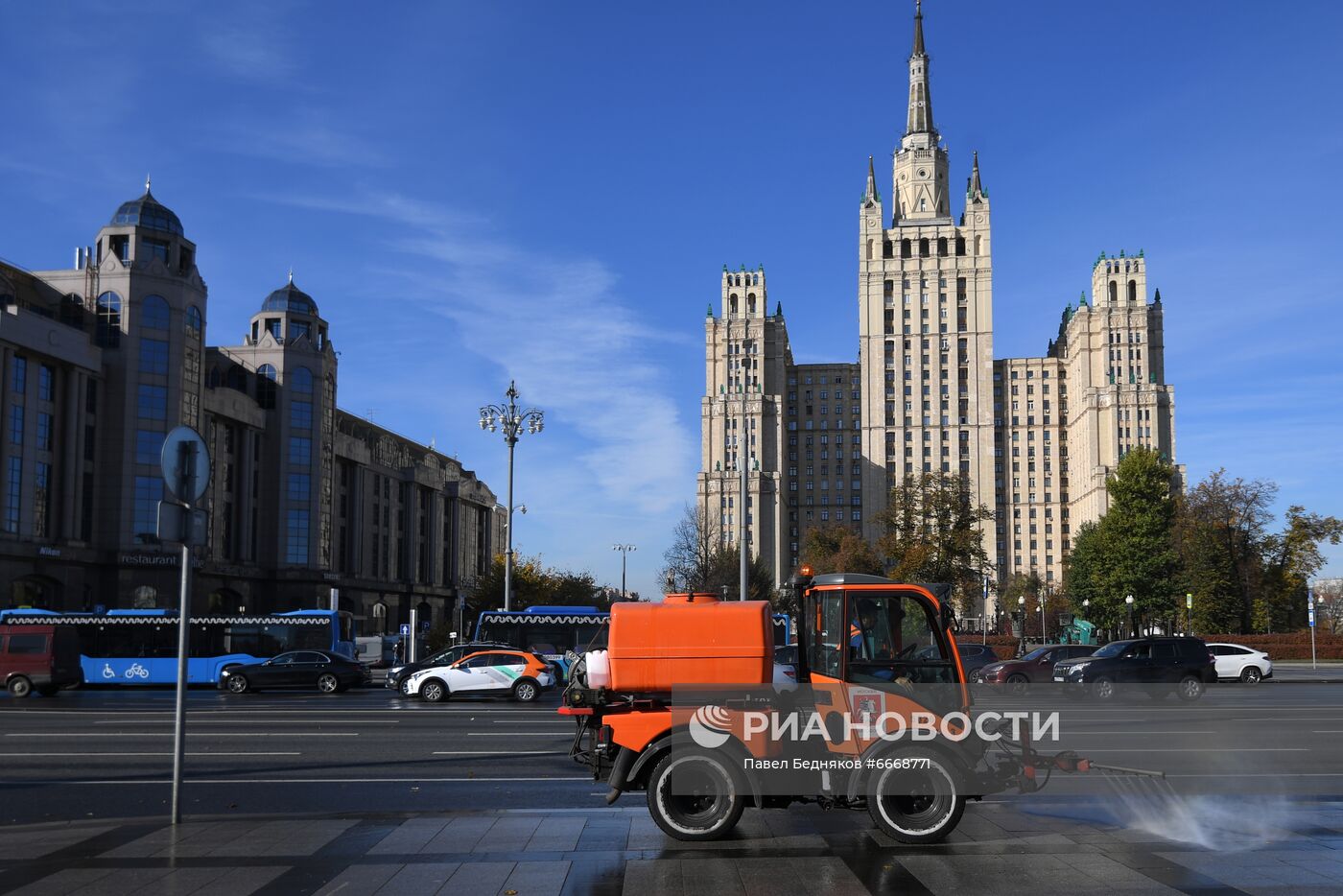 Дороги в Москве помыли специальным шампунем 