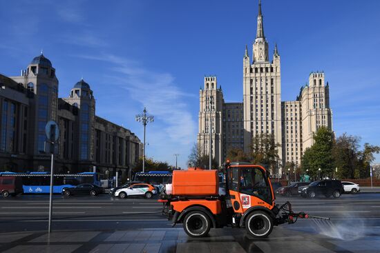 Дороги в Москве помыли специальным шампунем 