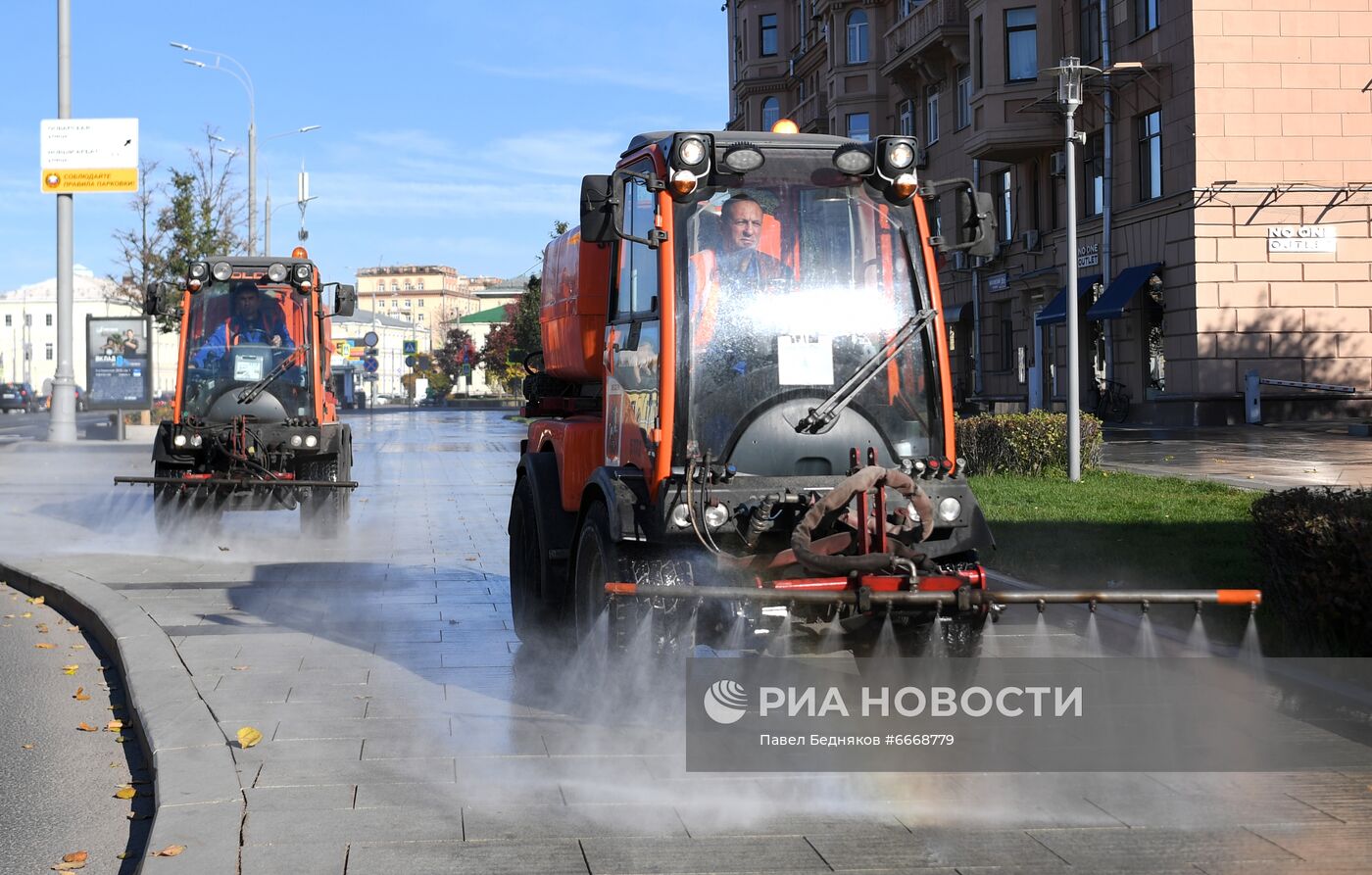 Дороги в Москве помыли специальным шампунем 