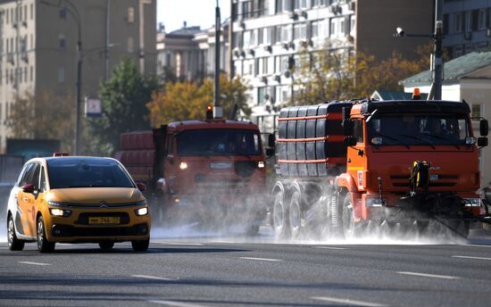 Дороги в Москве помыли специальным шампунем 