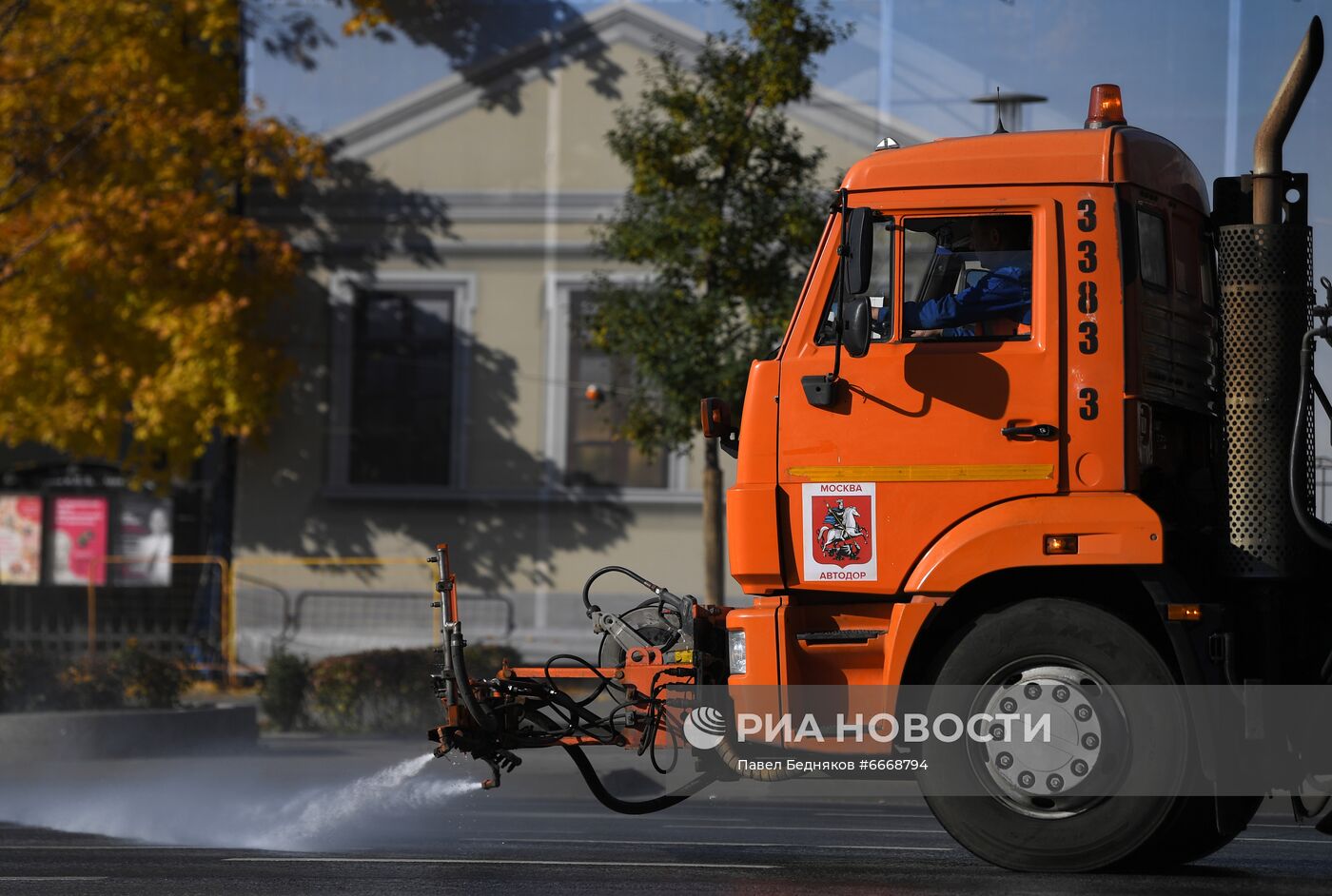 Дороги в Москве помыли специальным шампунем 