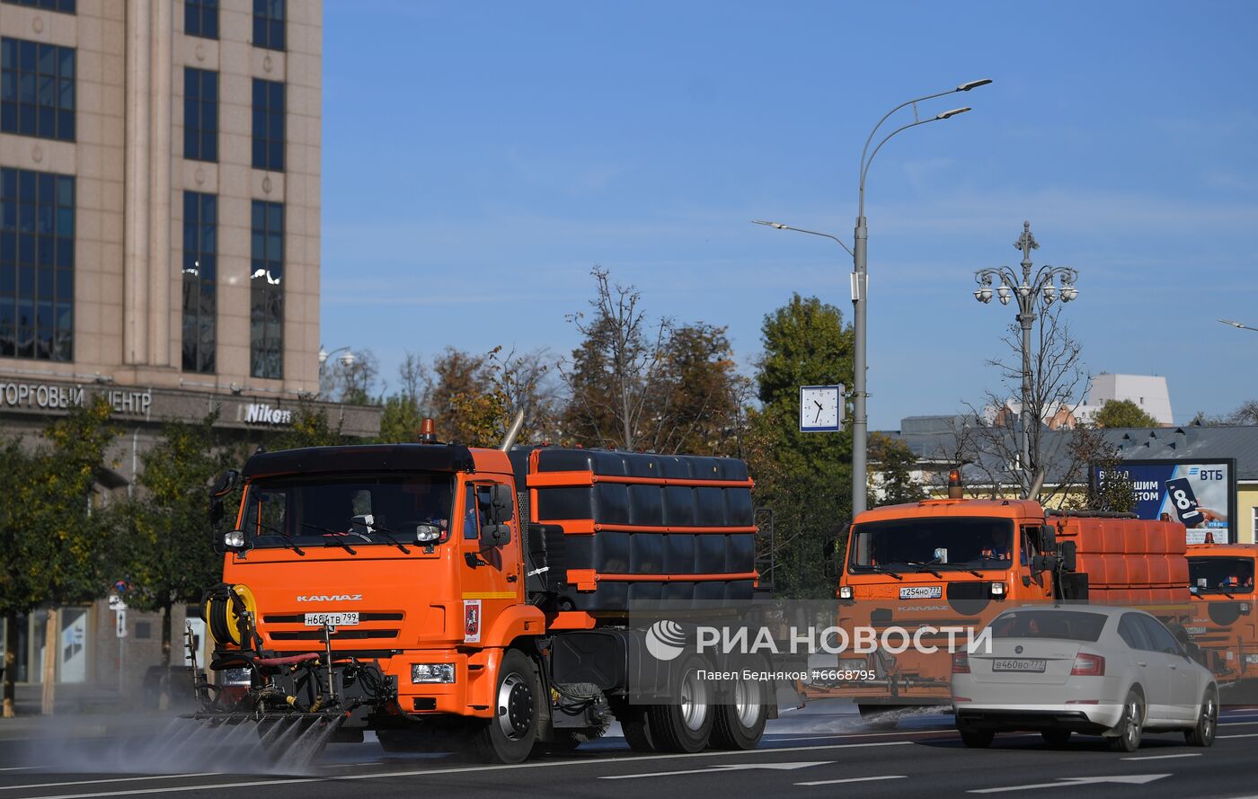 Дороги в Москве помыли специальным шампунем 